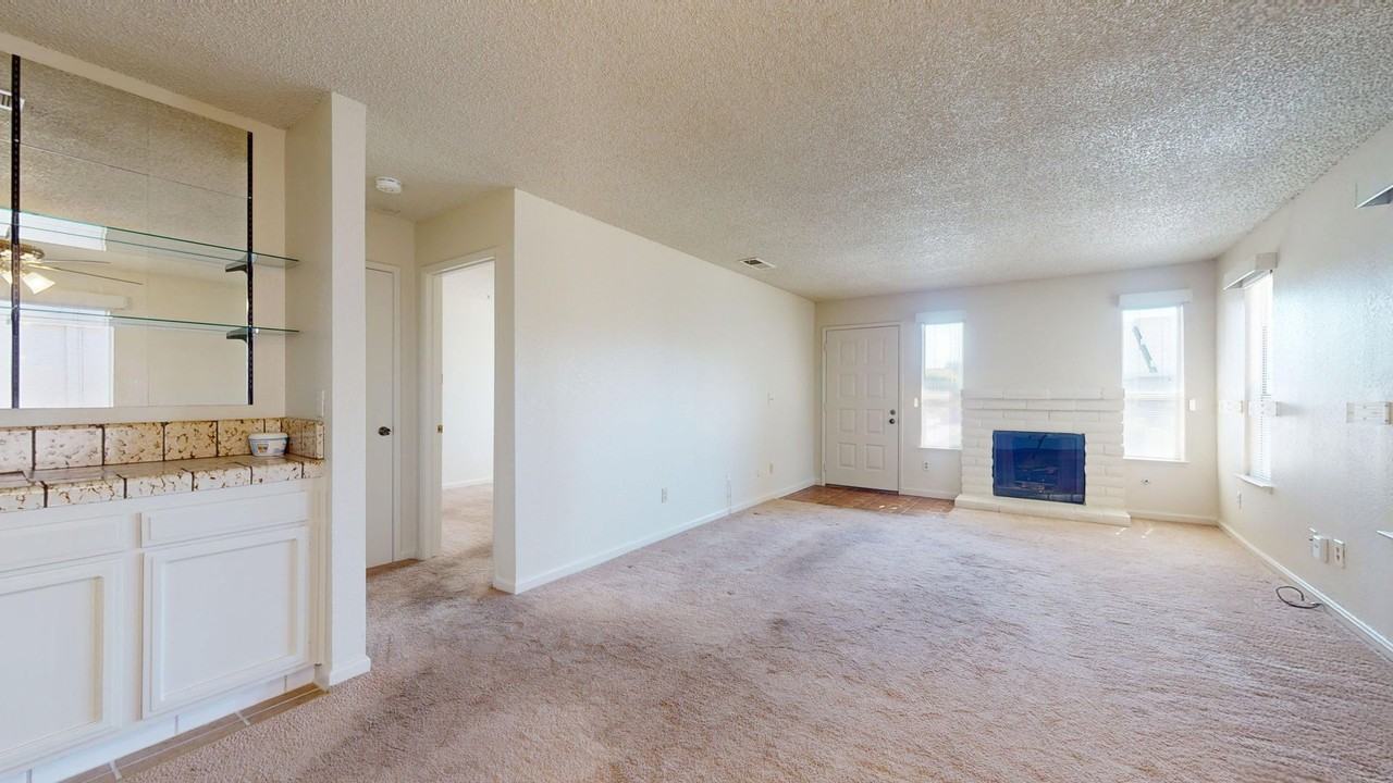 1027 W Dakota Ave - Photo 5 of 19