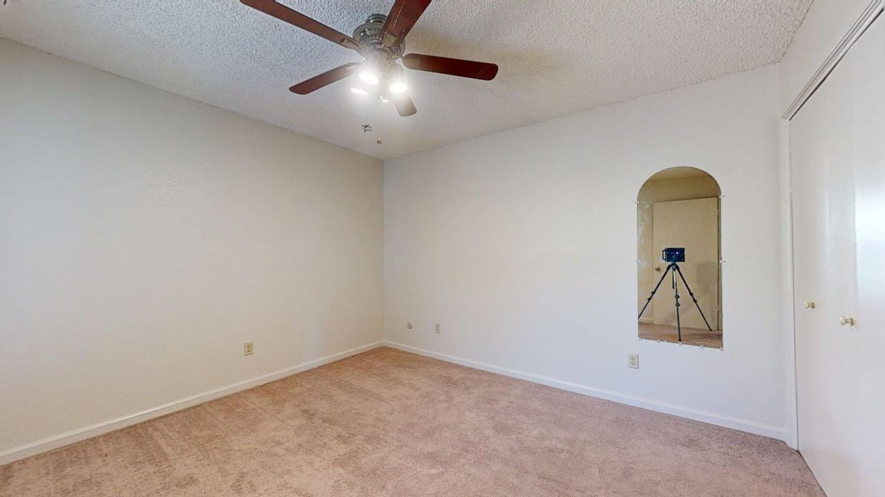 1027 W Dakota Ave - Photo 7 of 19