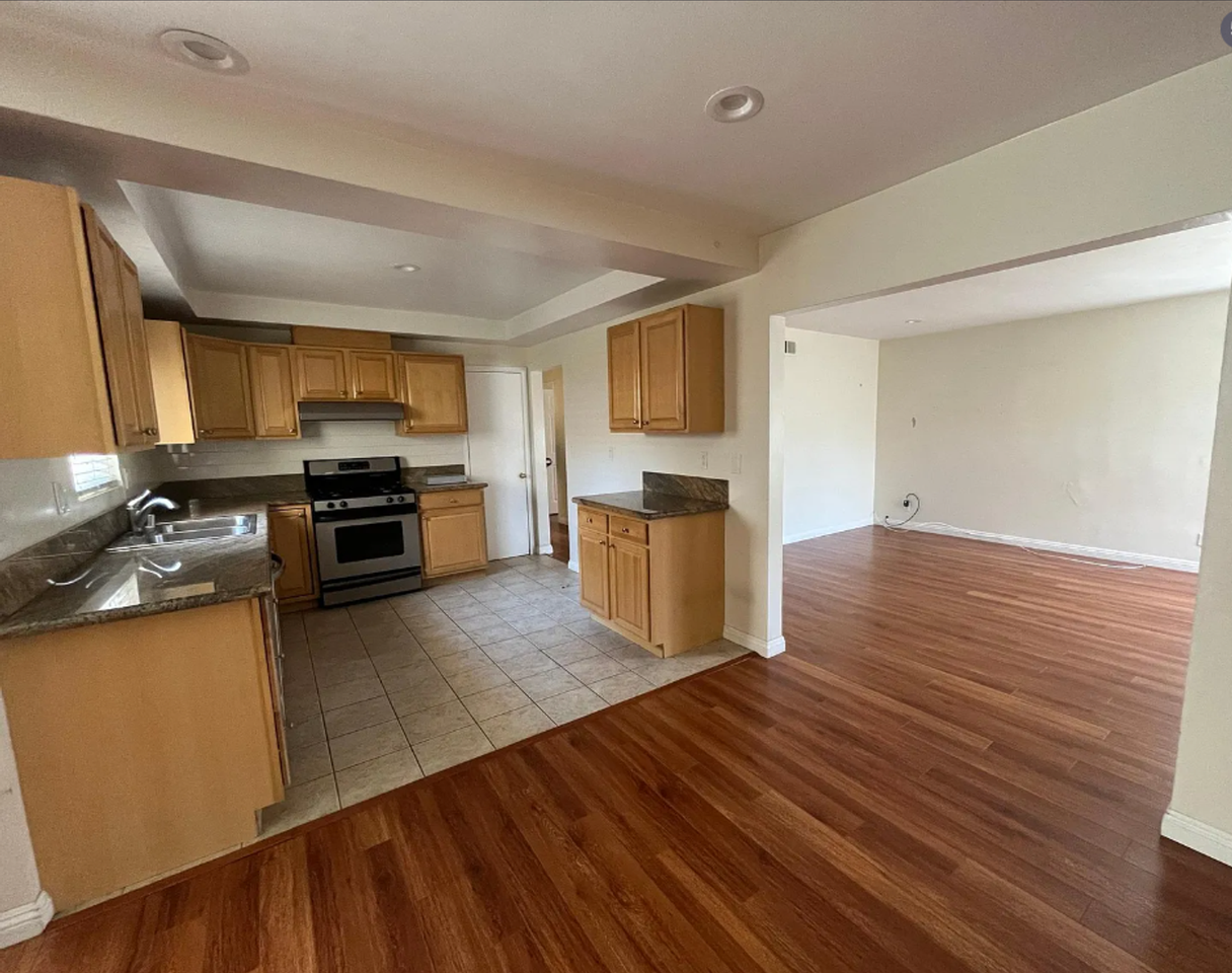 4447 W 172nd St - Photo 7 of 20
