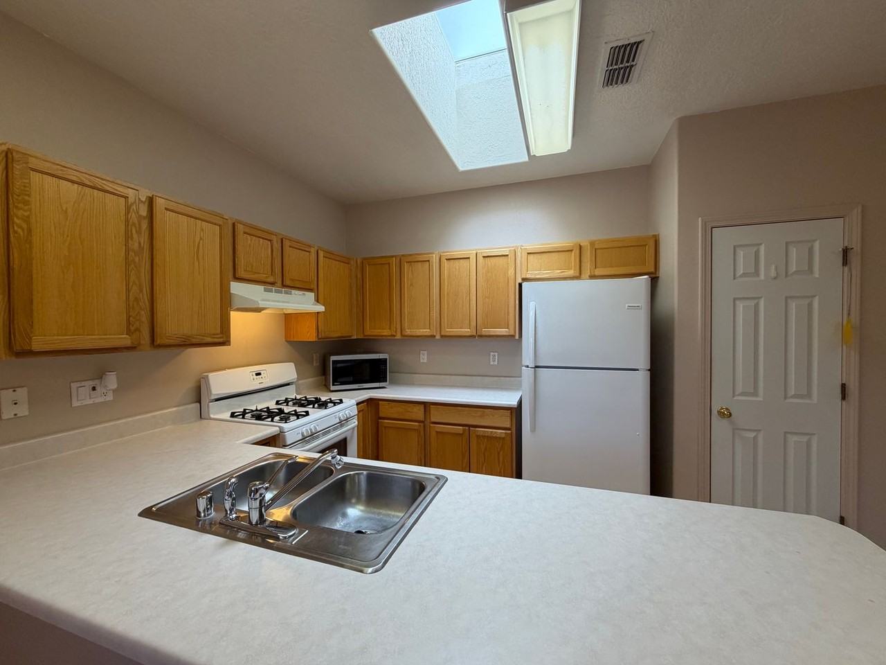 4516 Holiday Breeze Pl Ne - Photo 7 of 17