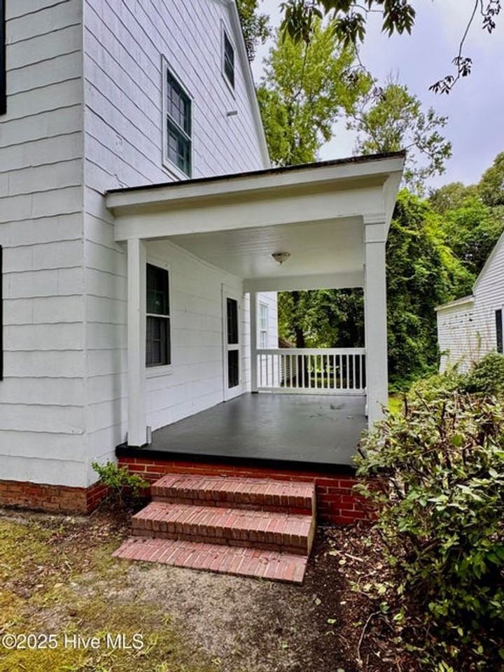 306 Wilson Ave - Photo 2 of 17