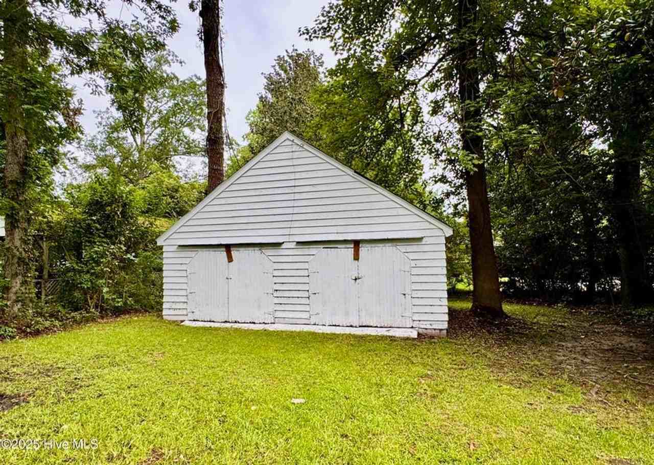 306 Wilson Ave - Photo 4 of 17