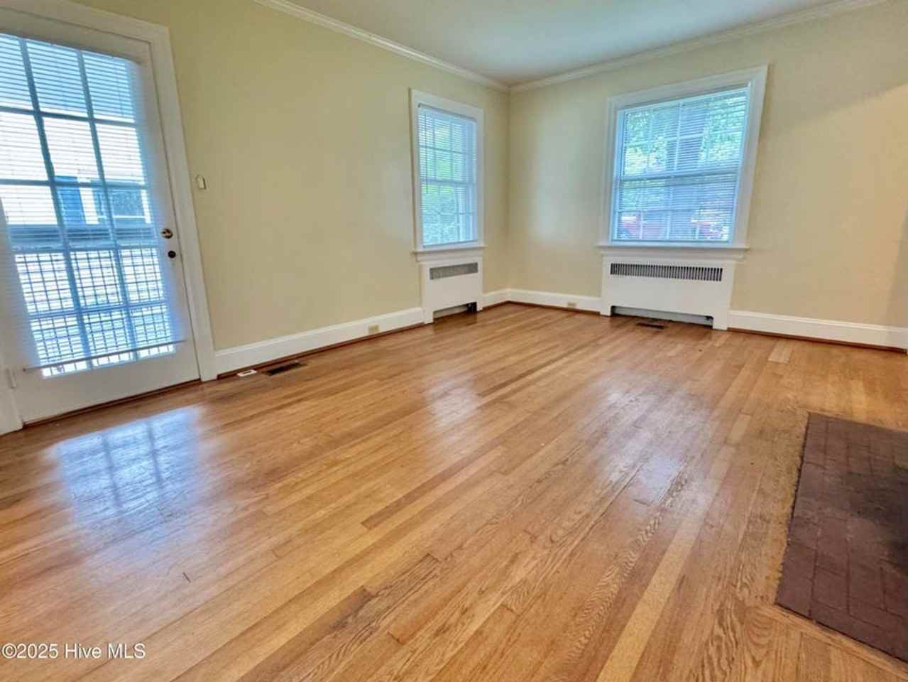 306 Wilson Ave - Photo 5 of 17
