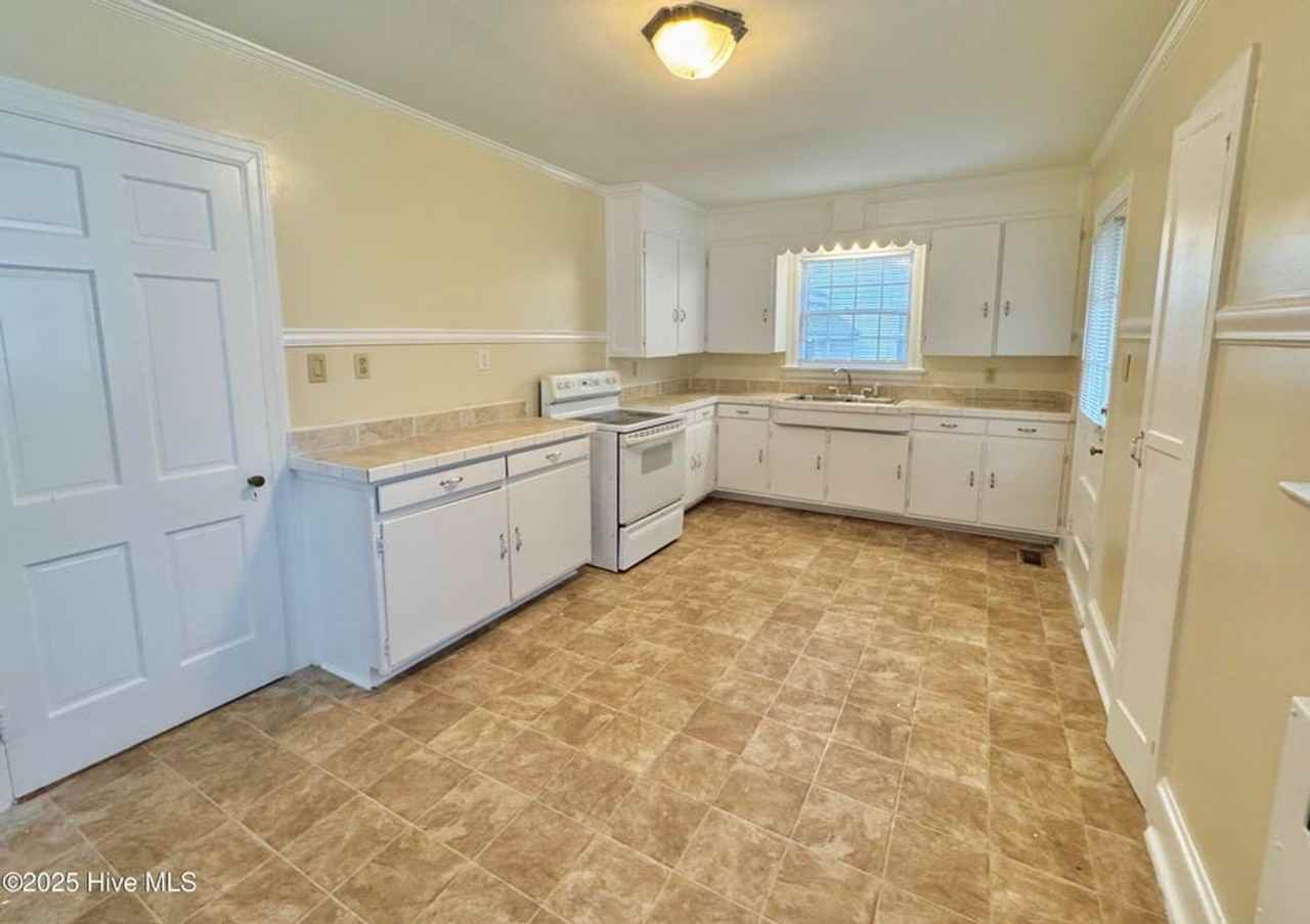 306 Wilson Ave - Photo 7 of 17