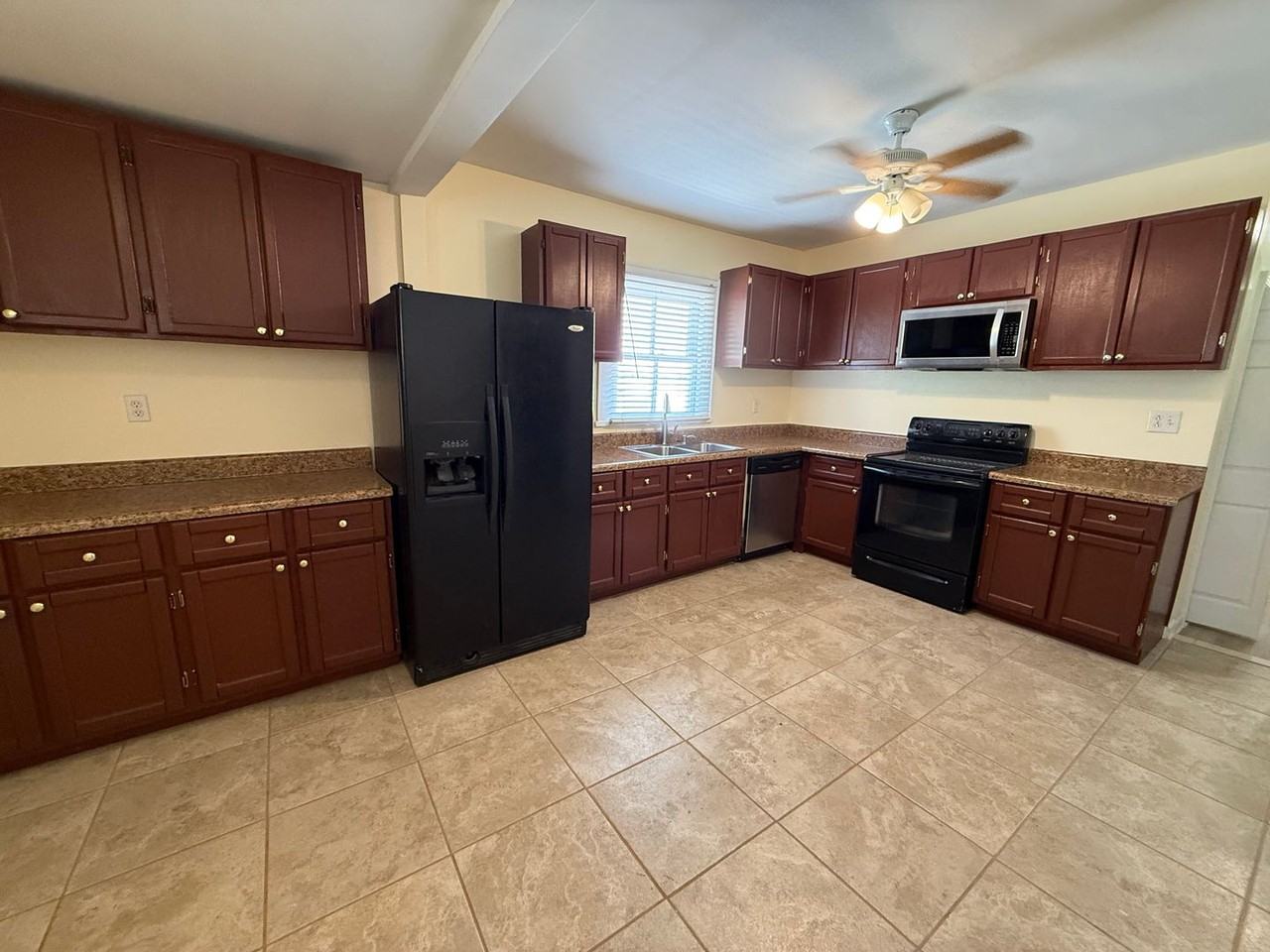 908 Darlington Way Sw - Photo 3 of 14
