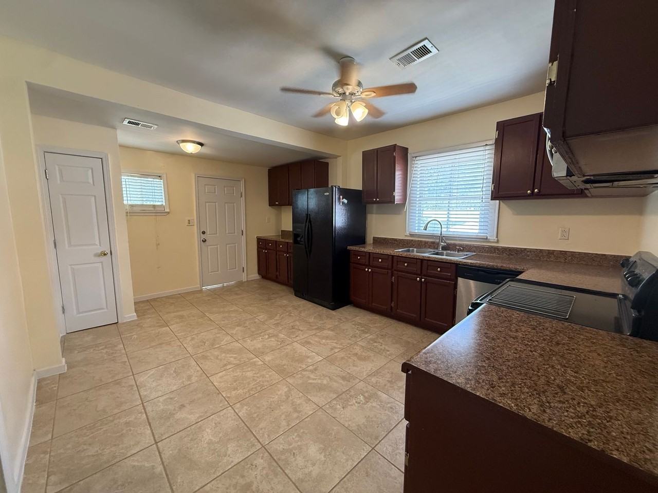 908 Darlington Way Sw - Photo 4 of 14