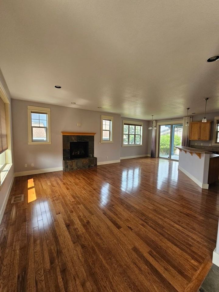 1082 Se Yarrow Ave - Photo 2 of 10