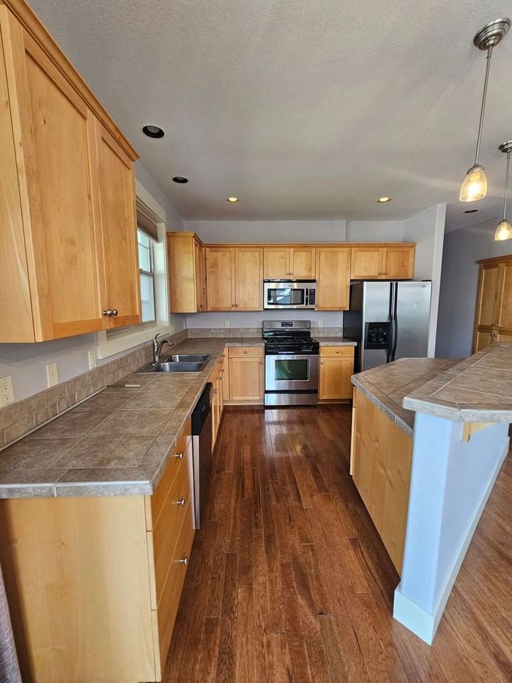 1082 Se Yarrow Ave - Photo 3 of 10