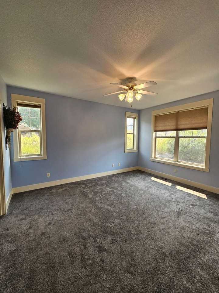 1082 Se Yarrow Ave - Photo 4 of 10