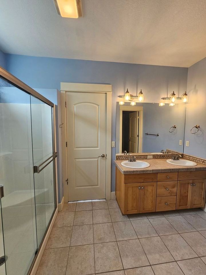 1082 Se Yarrow Ave - Photo 5 of 10