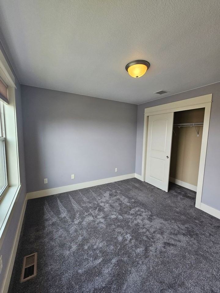 1082 Se Yarrow Ave - Photo 6 of 10