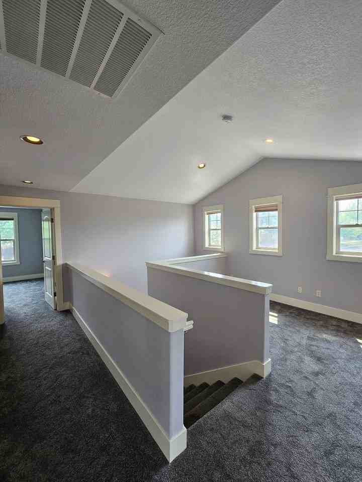 1082 Se Yarrow Ave - Photo 7 of 10