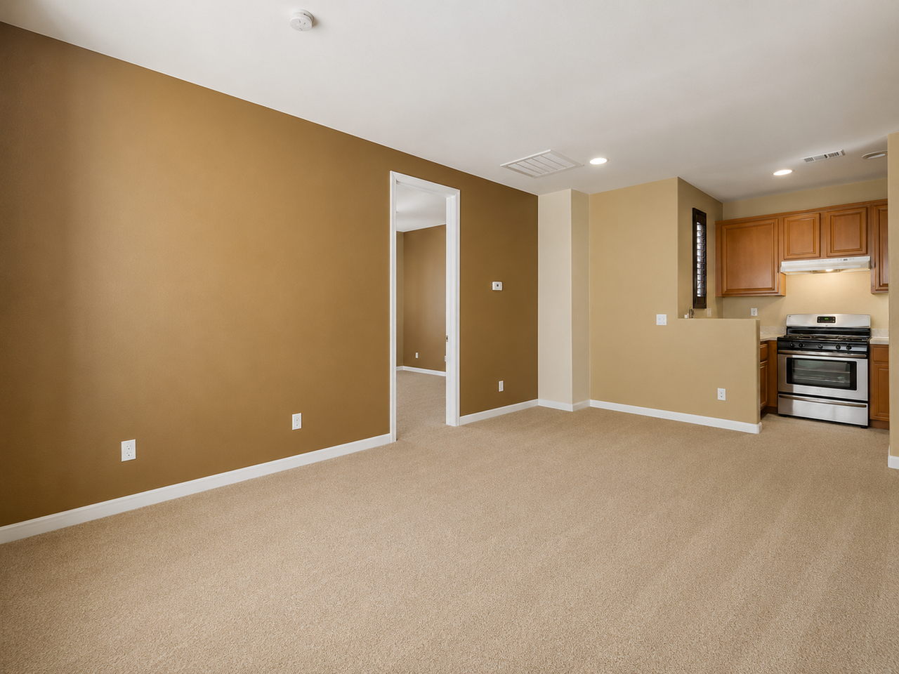 1653 Irwin St - Photo 4 of 9