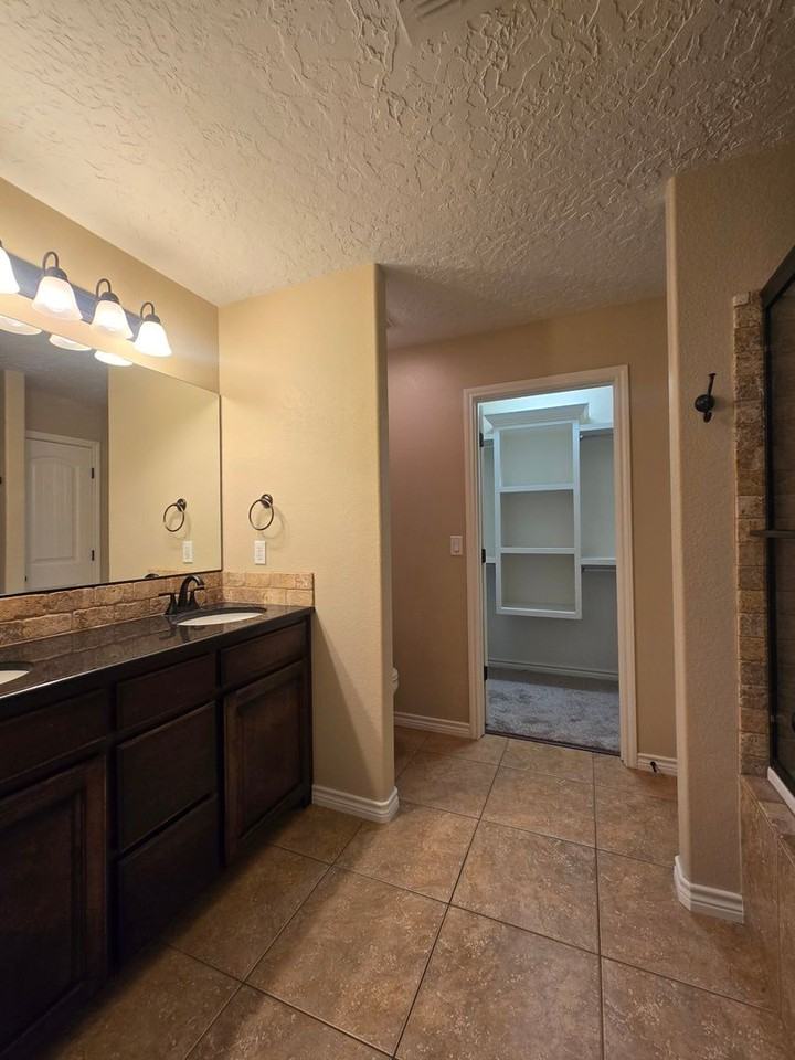 2323 Flagstone Dr - Photo 6 of 11
