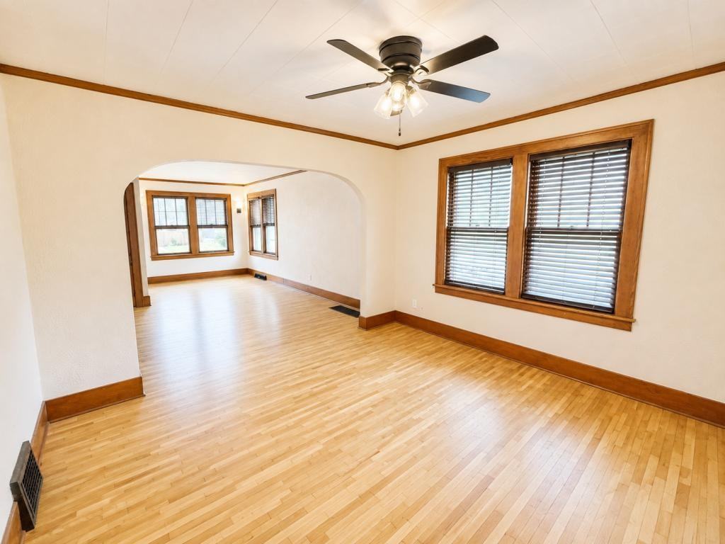 460 S Mazon St - Photo 2 of 13