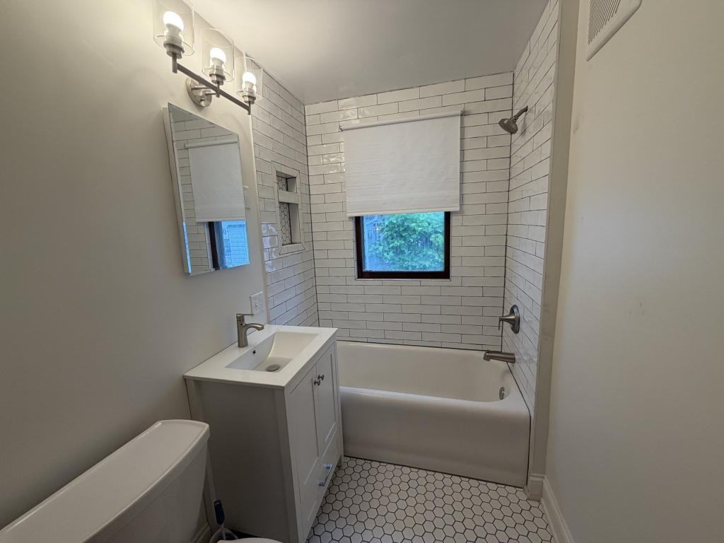 460 S Mazon St - Photo 6 of 13