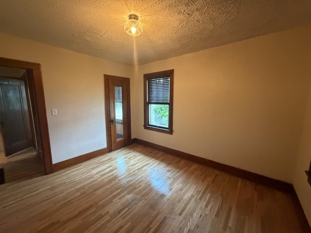 460 S Mazon St - Photo 7 of 13