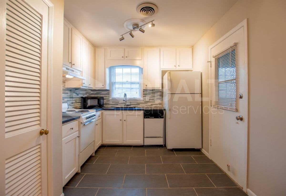 3607 Roxboro Rd Ne #8 - Photo 2 of 10