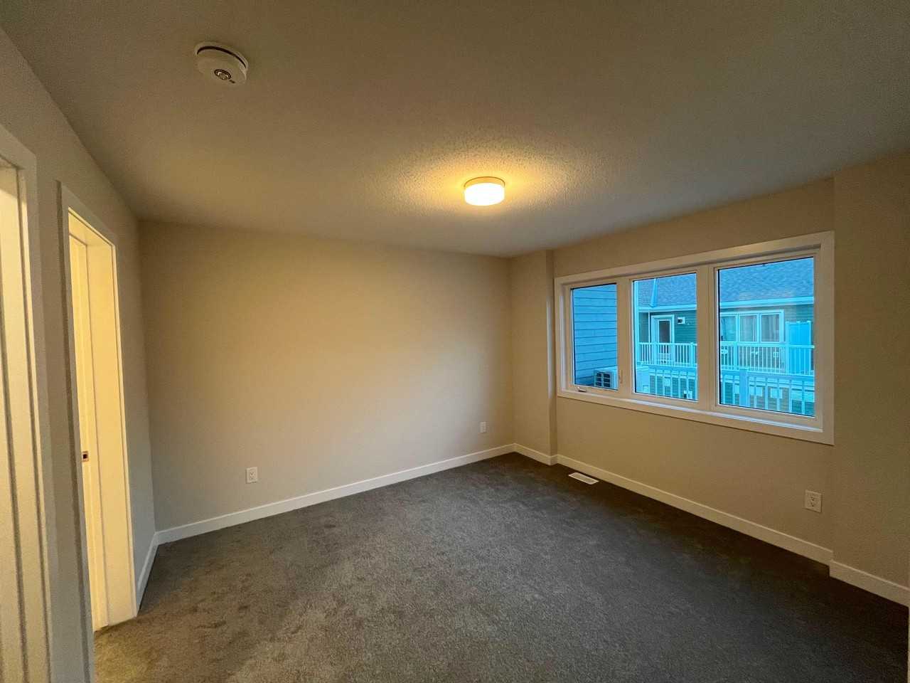 540 Oldenburg Ave - Photo 5 of 12