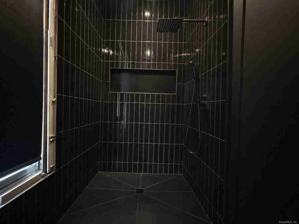 492 Lombard St - Photo 7 of 10