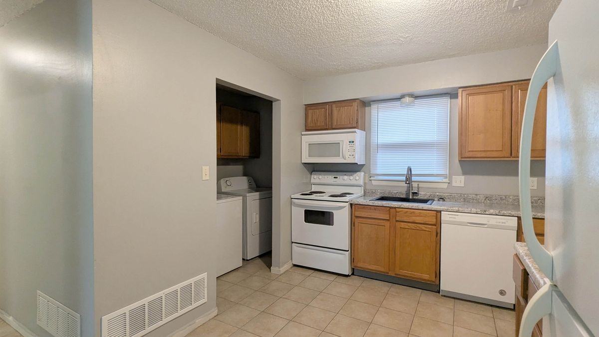 418 Michigan St ##A - Photo 4 of 7