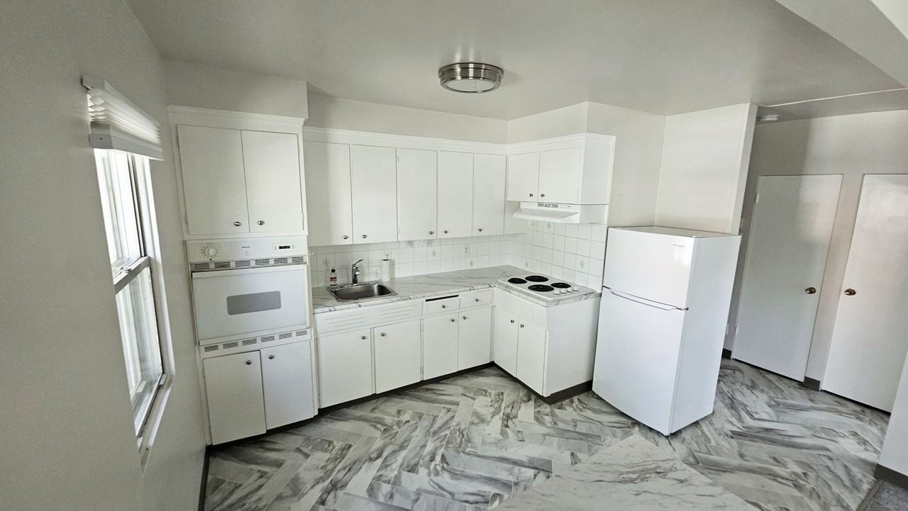 Del Apartments - Photo 4 of 7