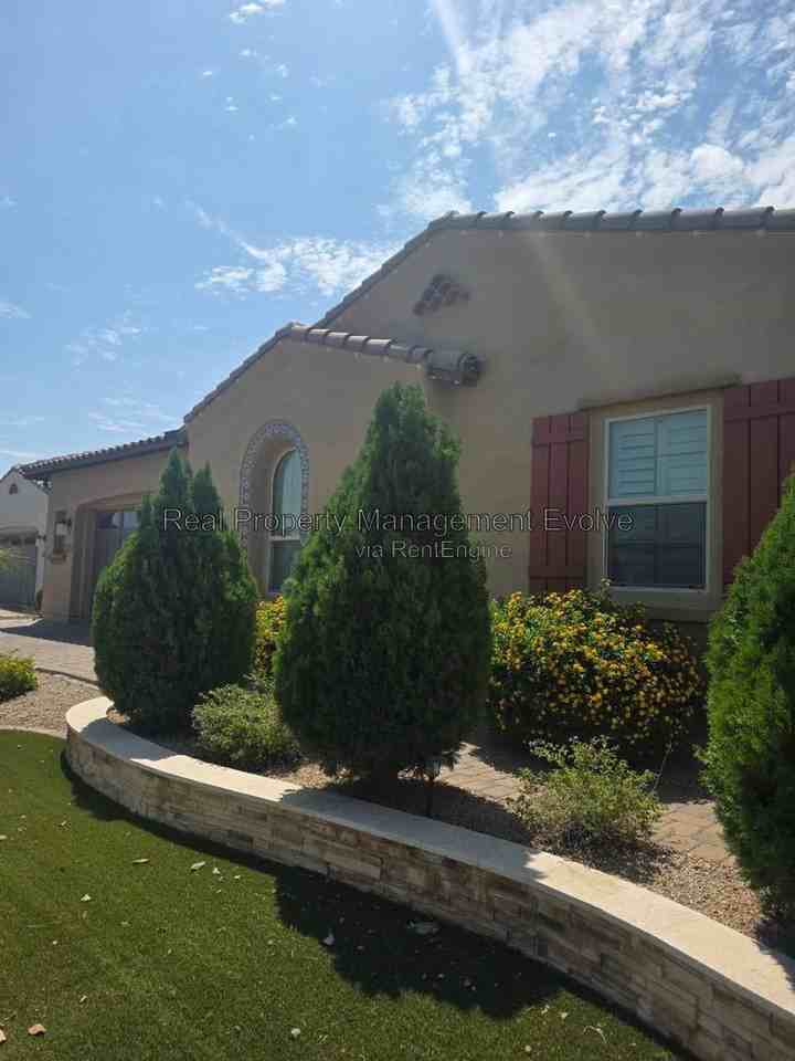 2307 E Mahogany Pl