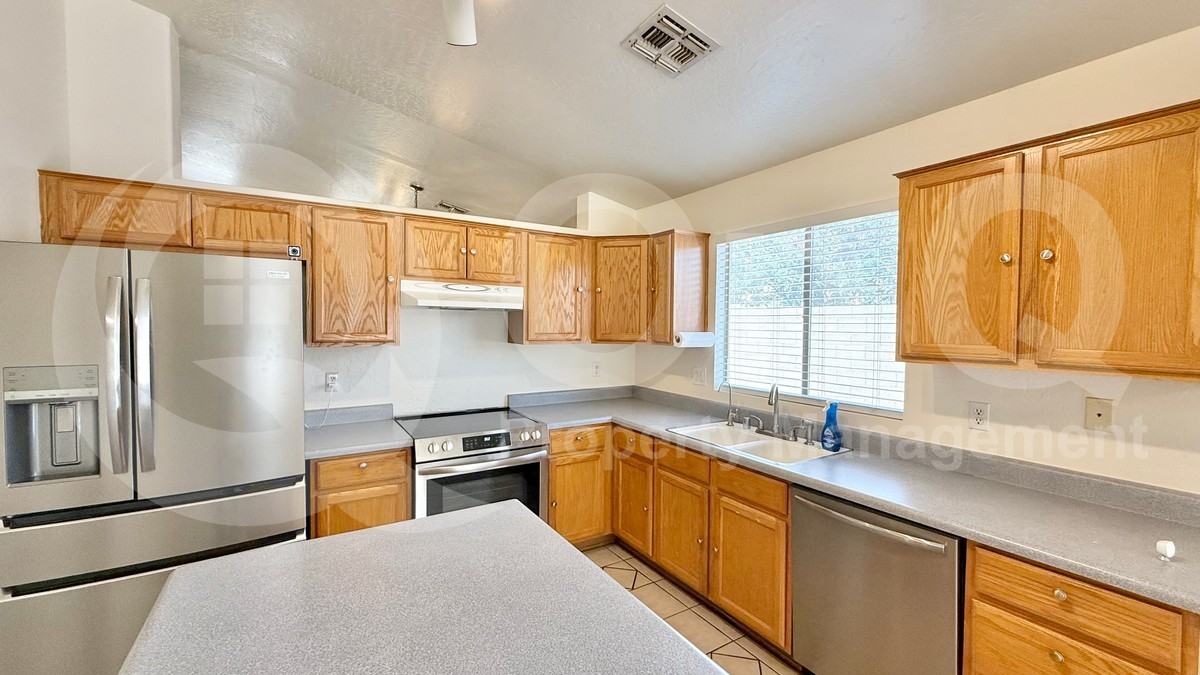 417 E Cantebria Dr - Photo 3 of 23