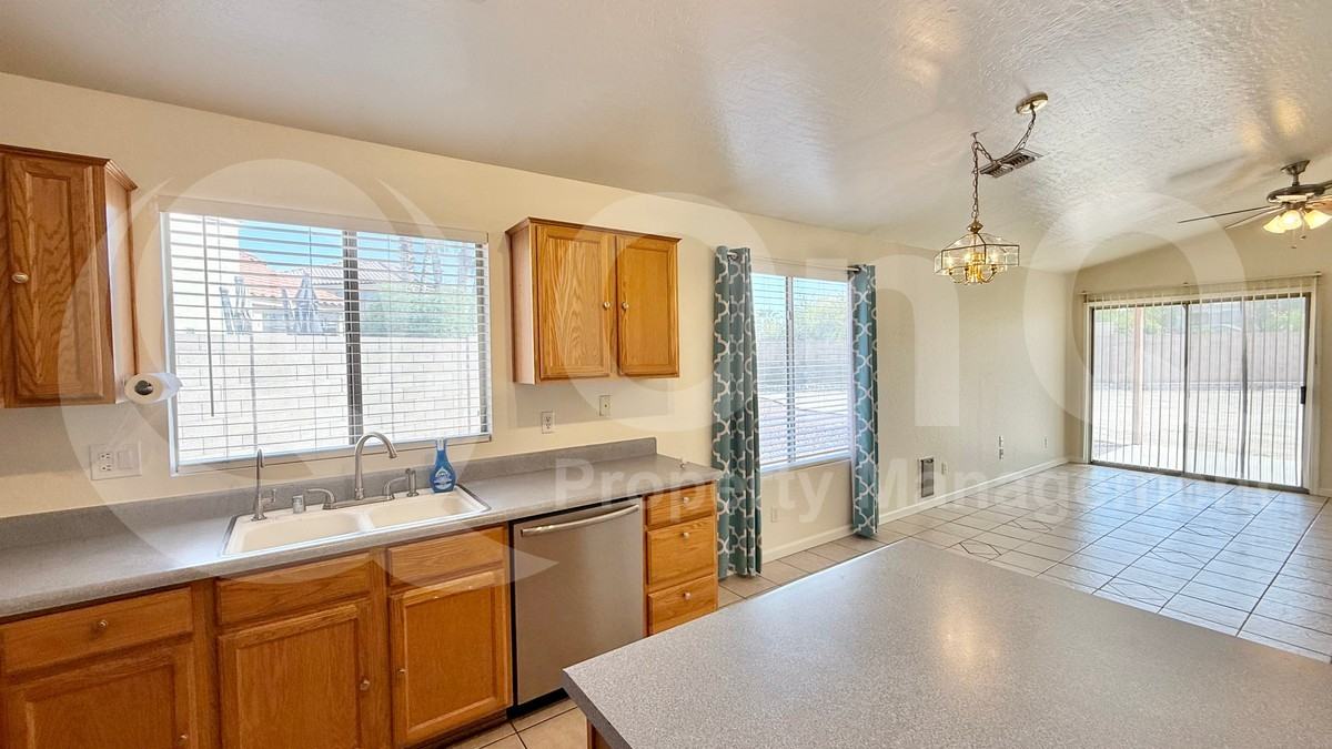417 E Cantebria Dr - Photo 5 of 23