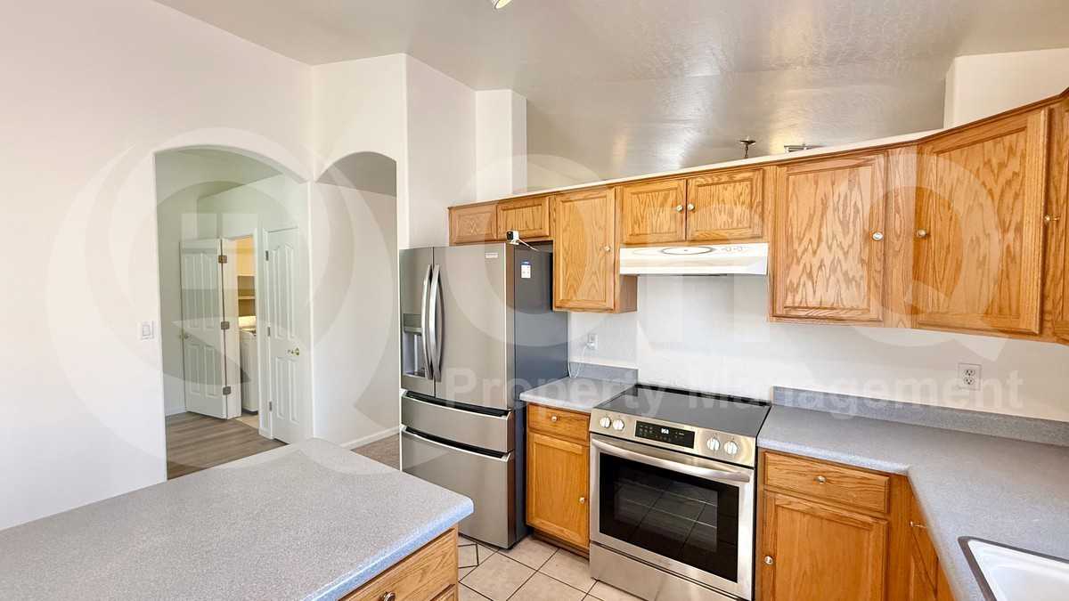 417 E Cantebria Dr - Photo 4 of 23