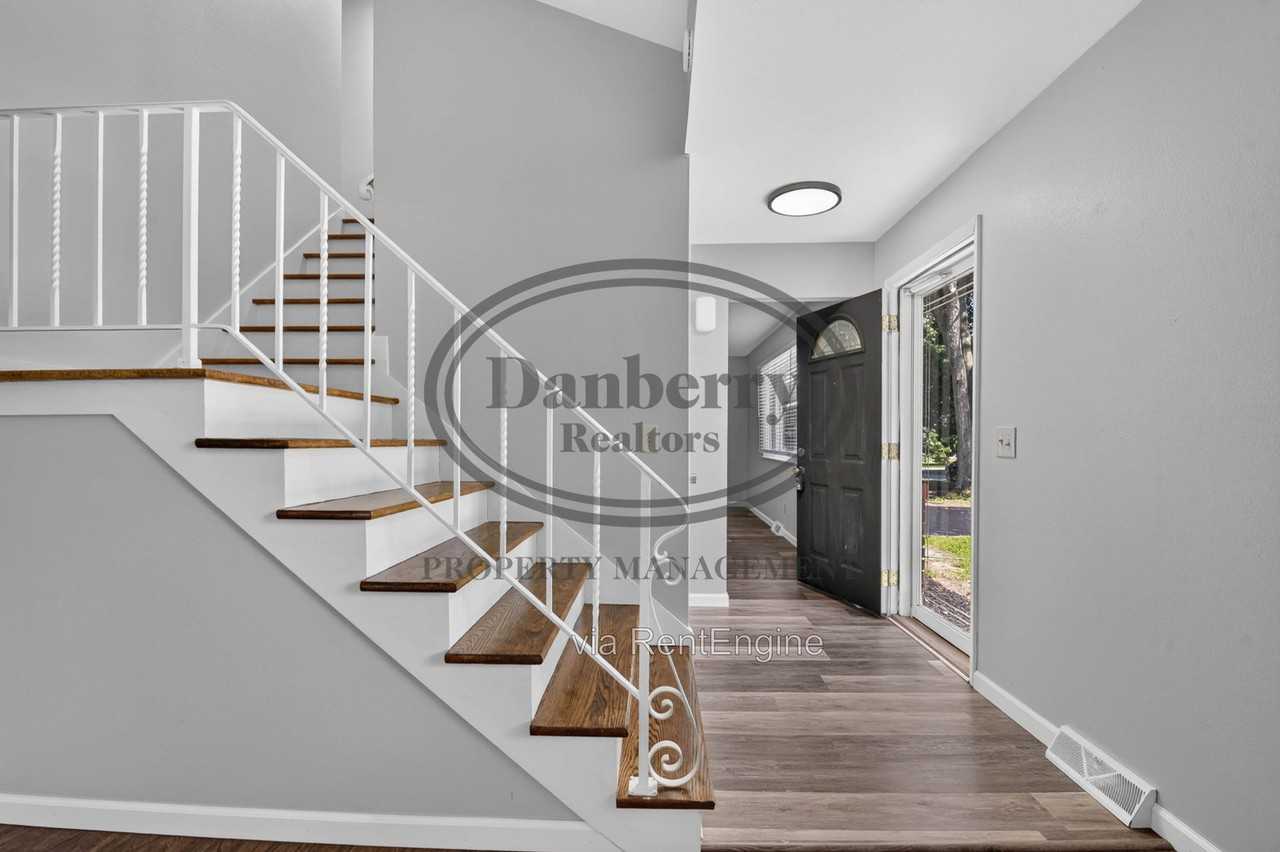 6946 Kinsman Dr - Photo 3 of 38