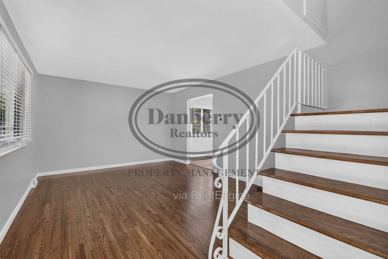 6946 Kinsman Dr - Photo 4 of 38