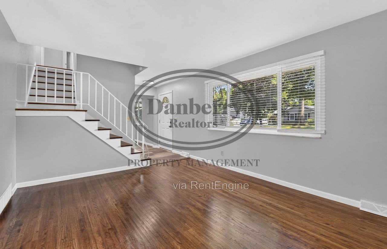 6946 Kinsman Dr - Photo 5 of 38
