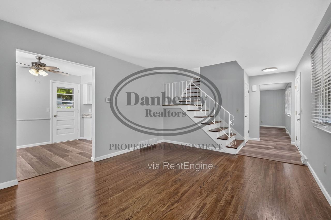 6946 Kinsman Dr - Photo 6 of 38