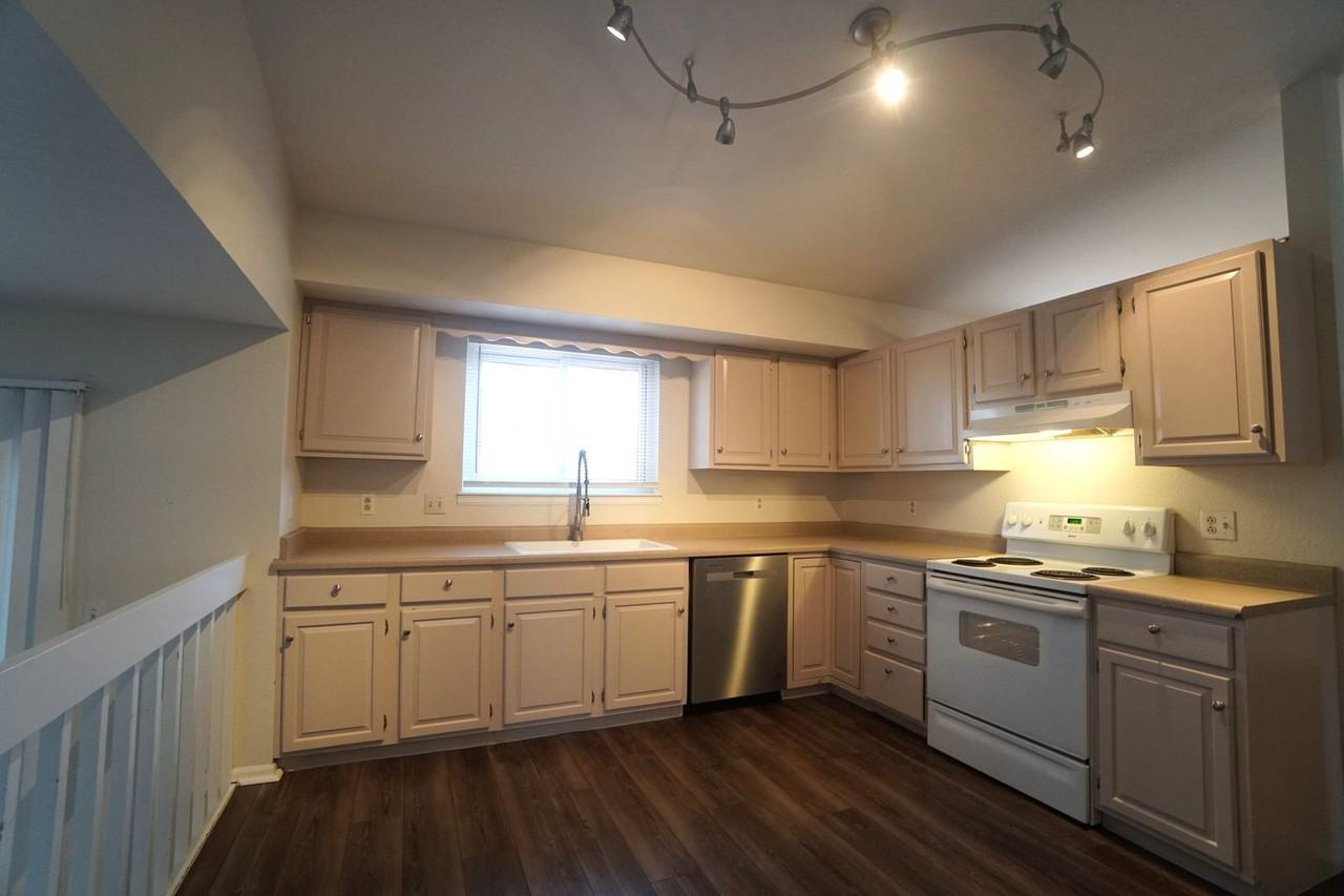 2205 Parliament Dr - Photo 6 of 20