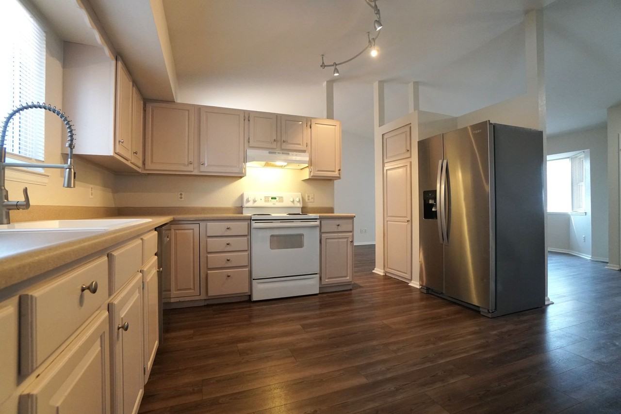 2205 Parliament Dr - Photo 7 of 20