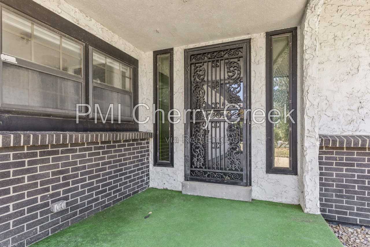 207 S Ursula St - Photo 4 of 38