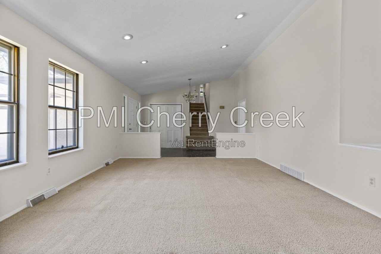 207 S Ursula St - Photo 5 of 38