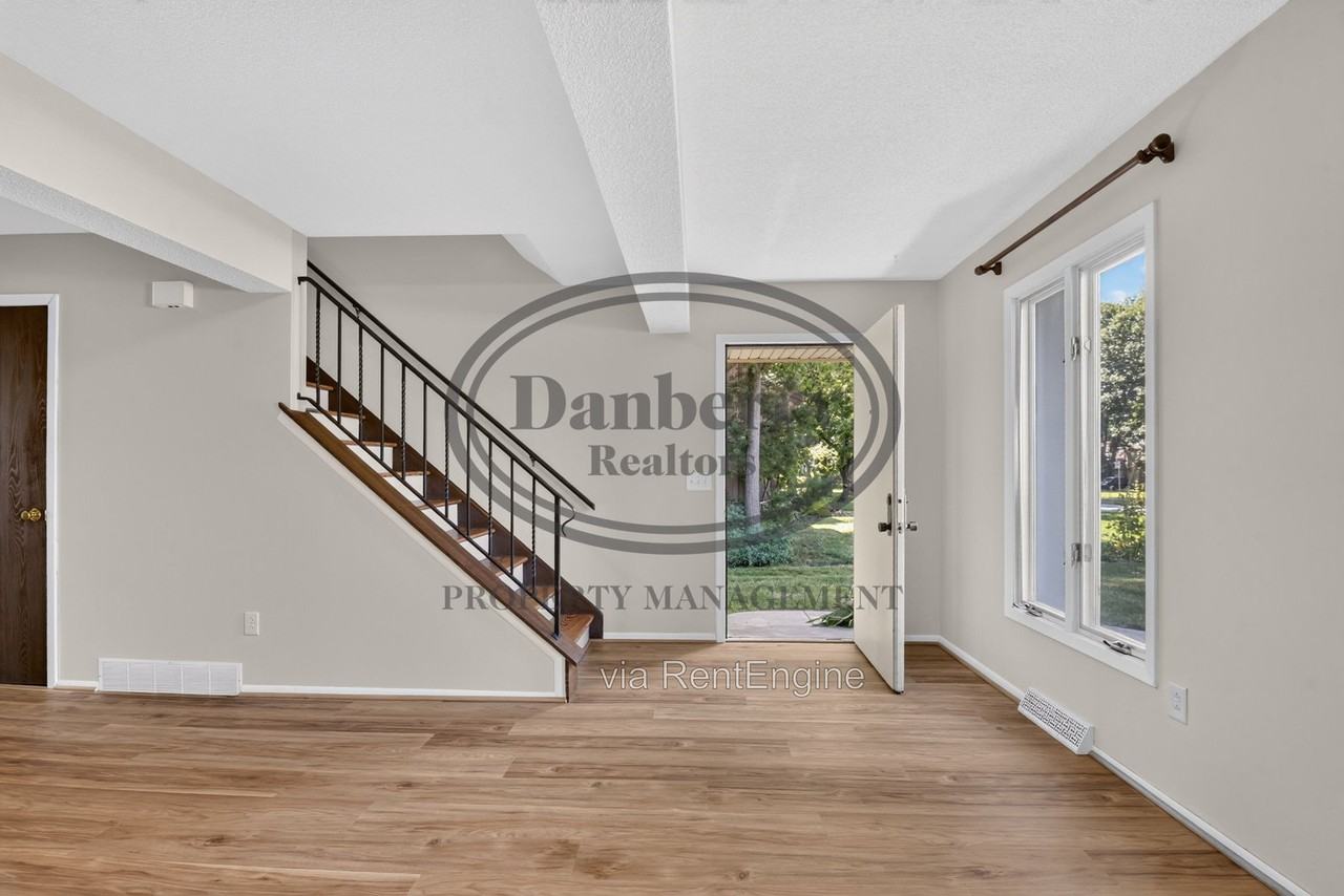 5409 Westcastle Dr #4 - Photo 3 of 26