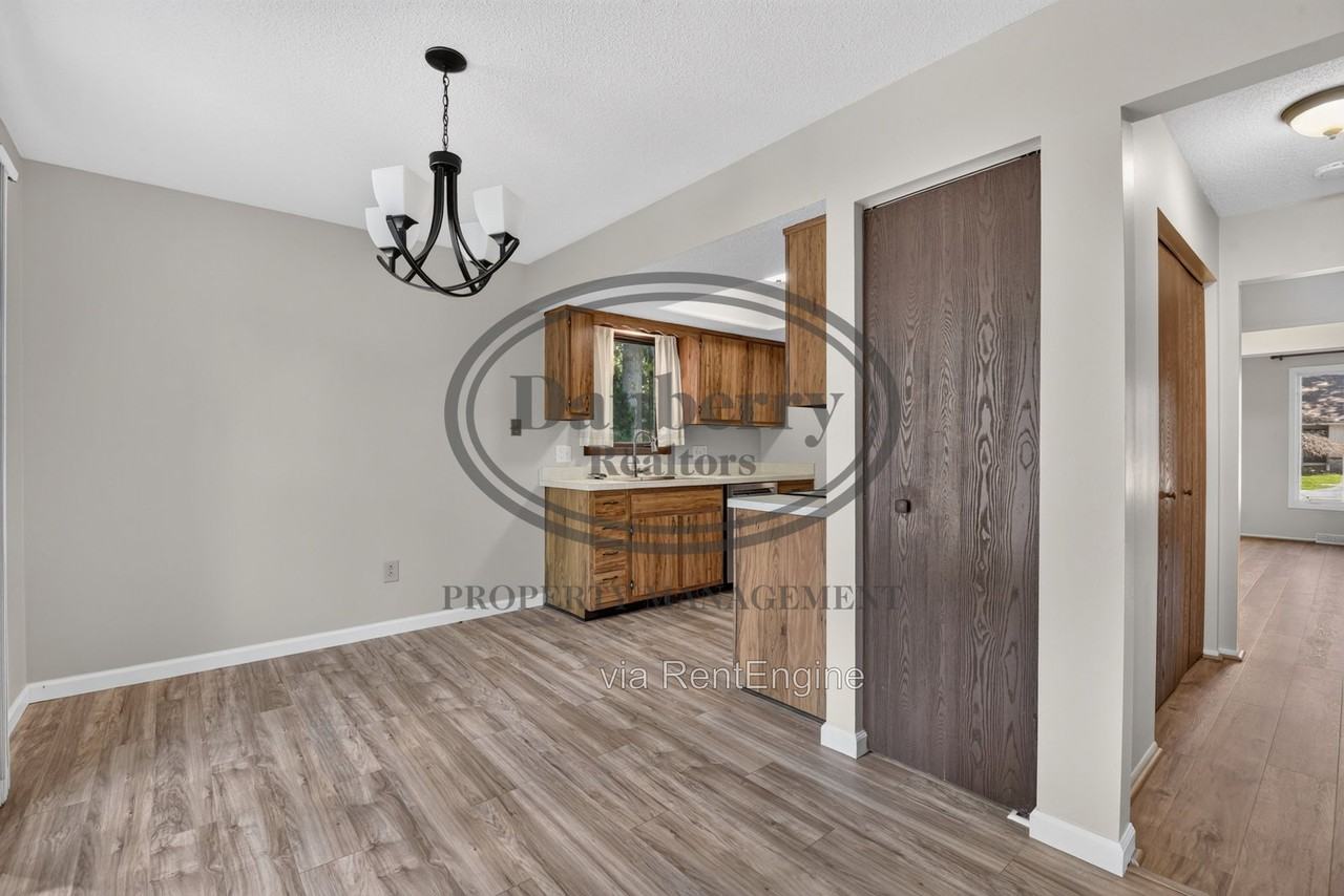 5409 Westcastle Dr #4 - Photo 5 of 26