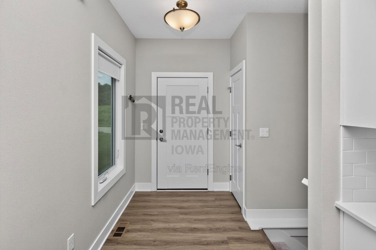 5638 Fernwood Dr - Photo 3 of 32