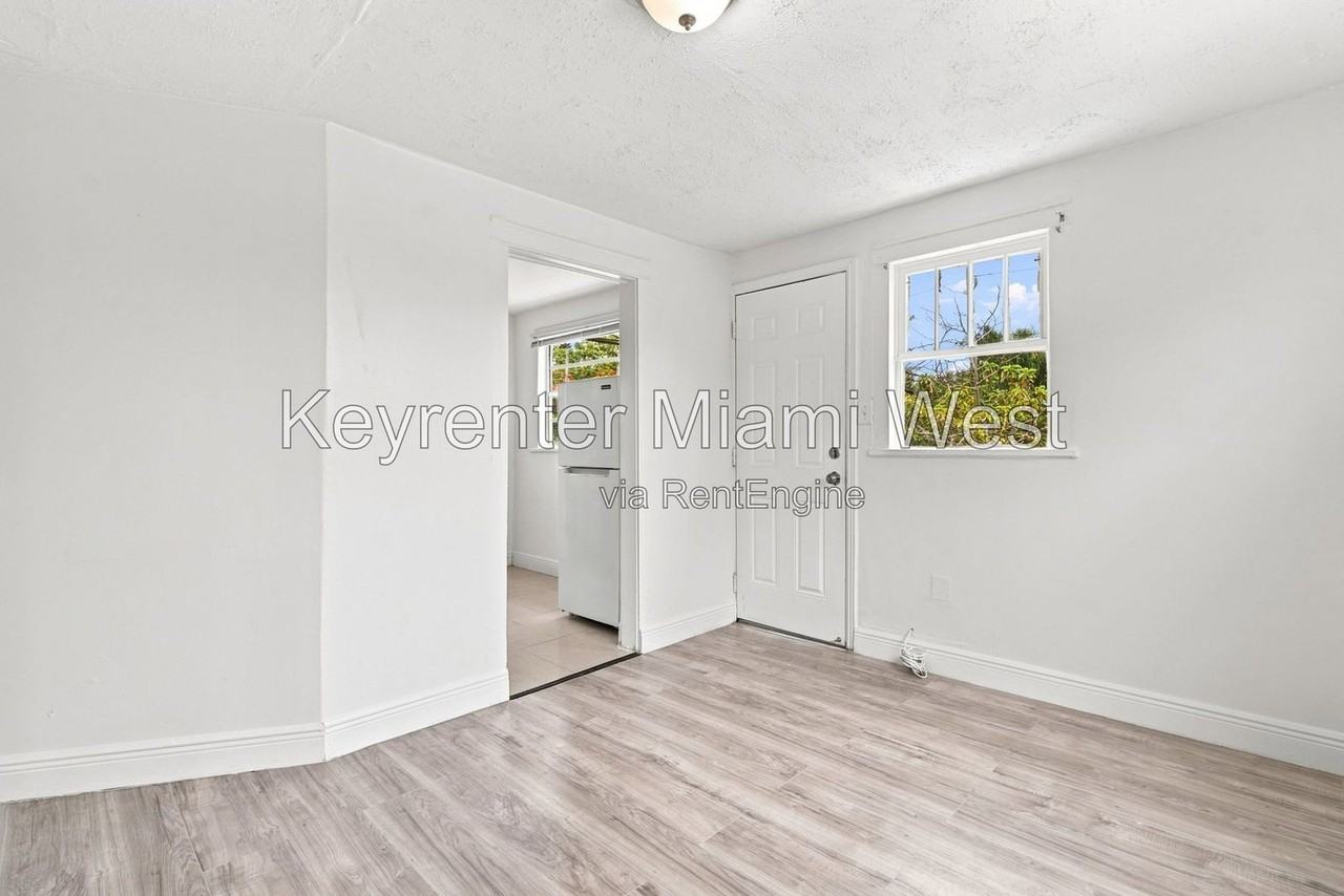 1220 N 16th Ct #5 - Photo 3 of 17