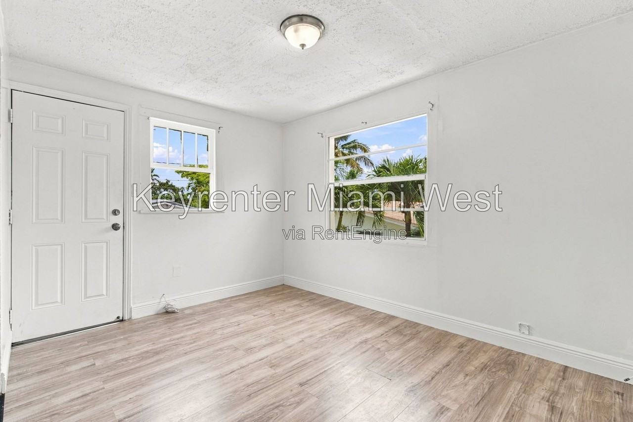 1220 N 16th Ct #5 - Photo 4 of 17