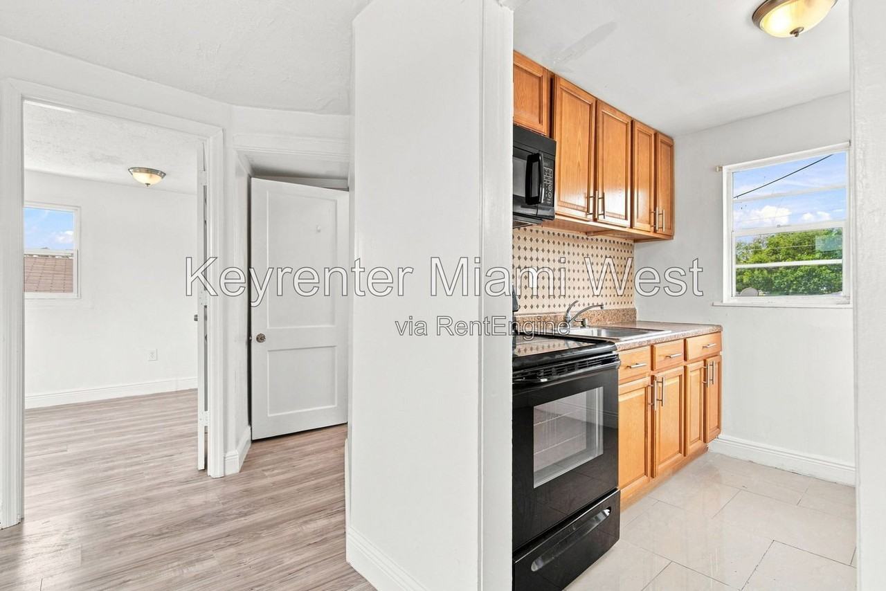 1220 N 16th Ct #5 - Photo 6 of 17