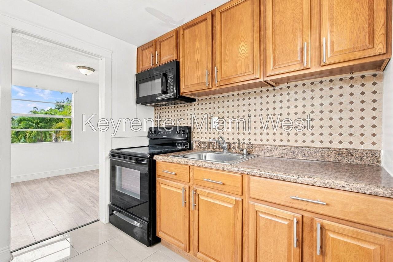 1220 N 16th Ct #5 - Photo 7 of 17