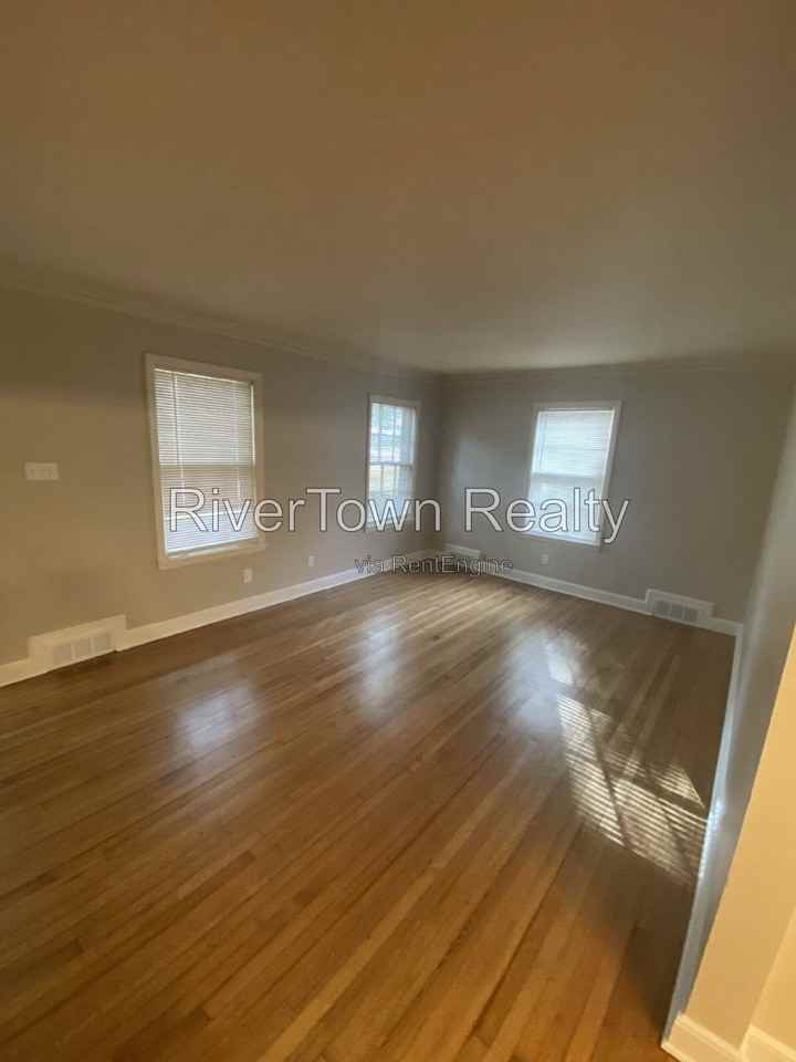 3570 Poplar Ave - Photo 2 of 18