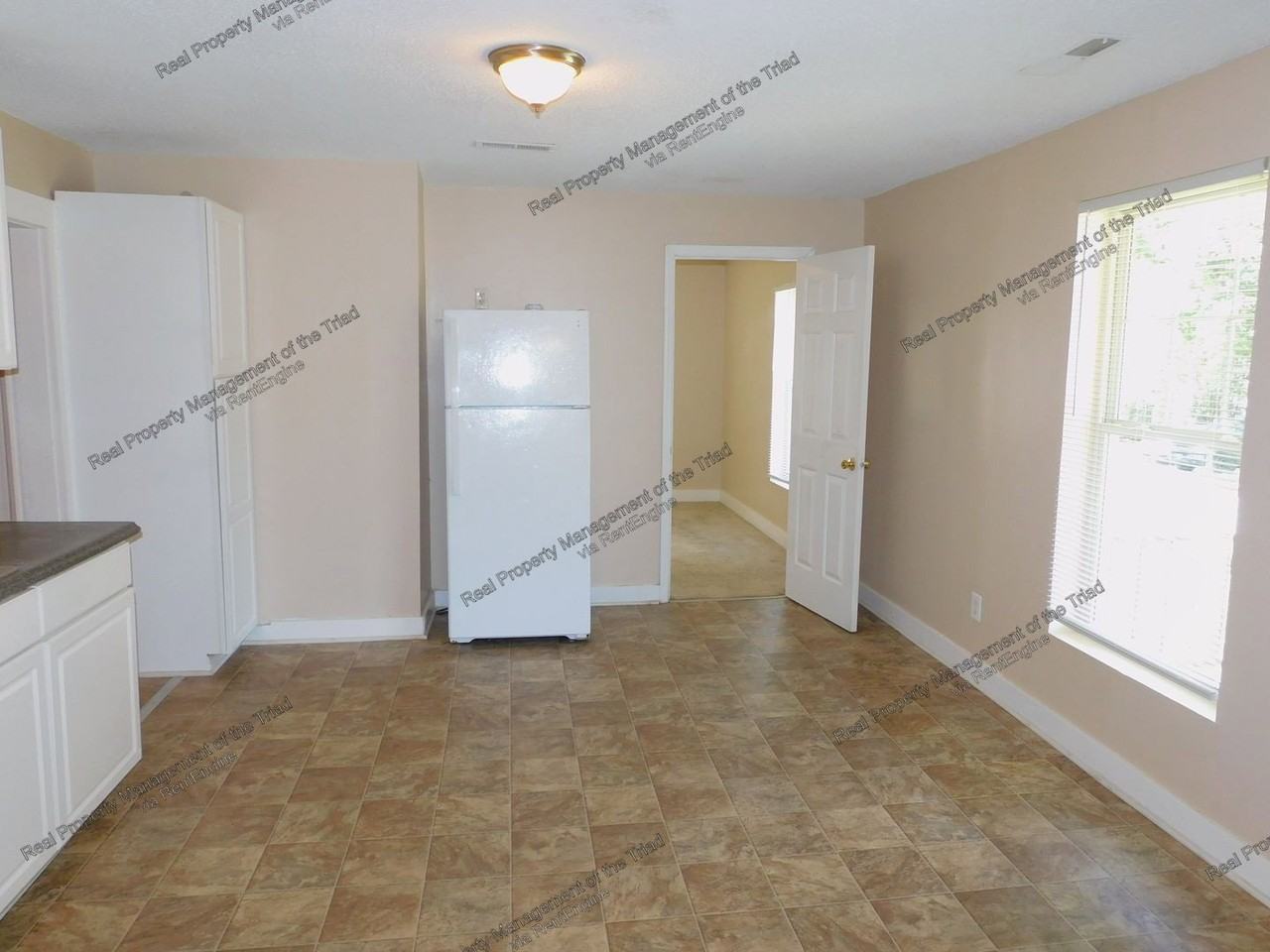 618 Glencoe St - Photo 5 of 20