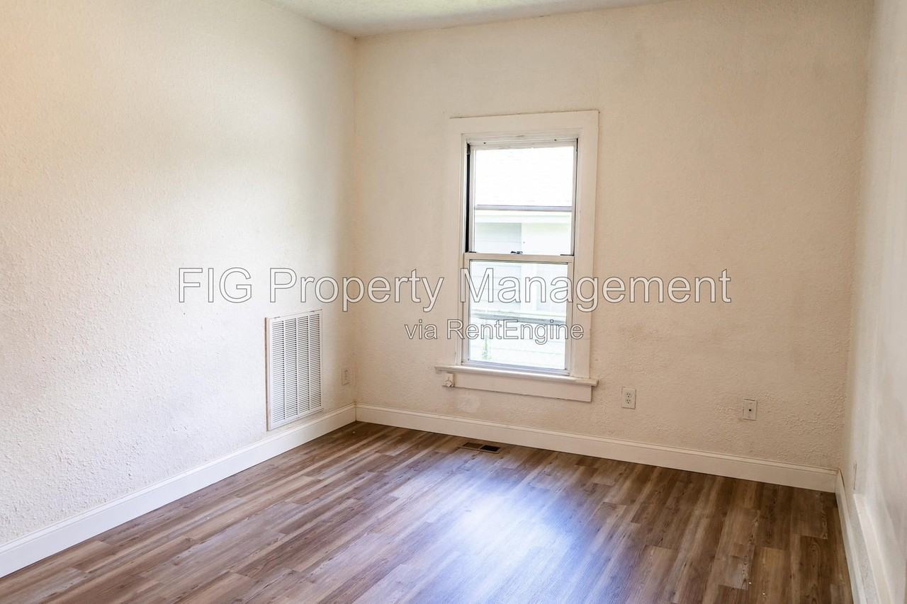 1013 Glider Ave - Photo 5 of 16