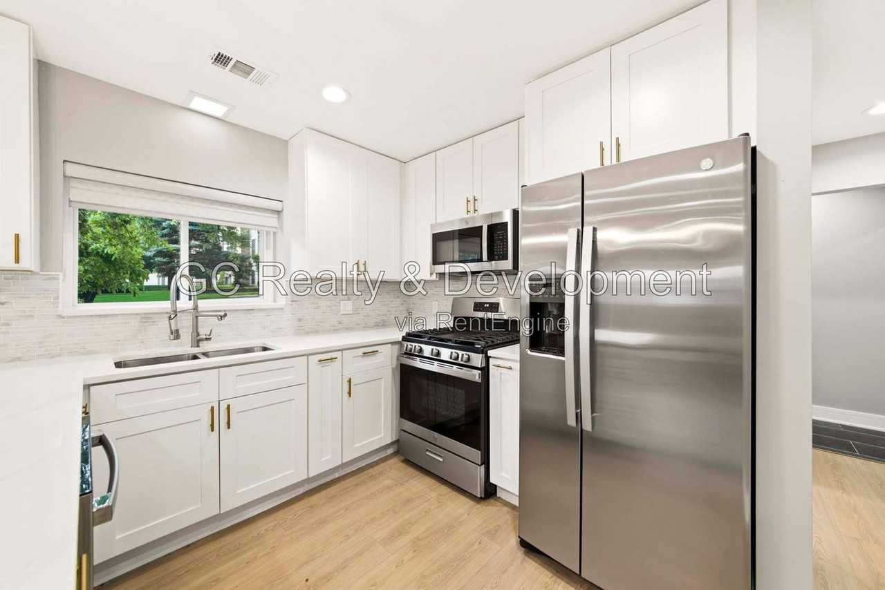 27W180 Cooley Ave #1 - Photo 3 of 18