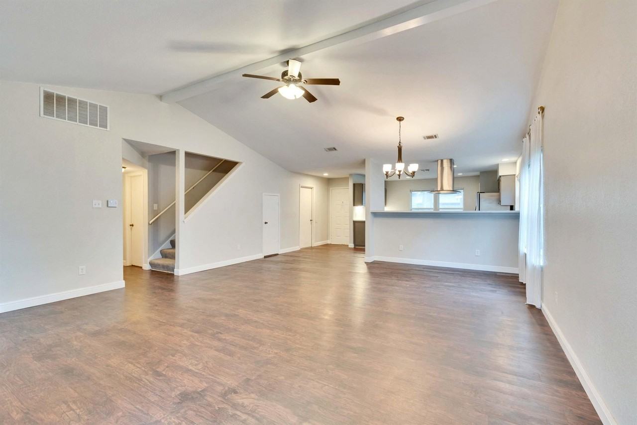 9706 Moorberry St - Photo 3 of 25
